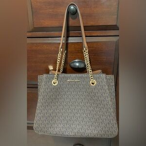 Michael Kors Teagan Large Logo Shoulder Purse. In excellent condition.